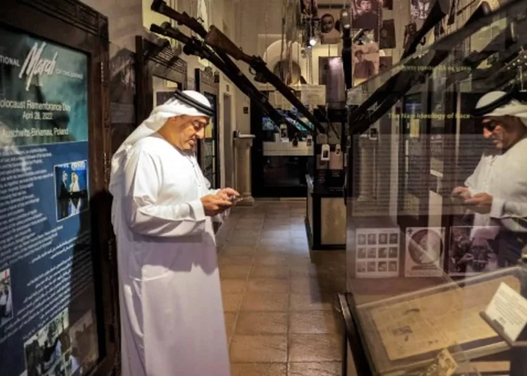 Museo de los EAU exhibe un rollo de la Torá salvado del Holocausto