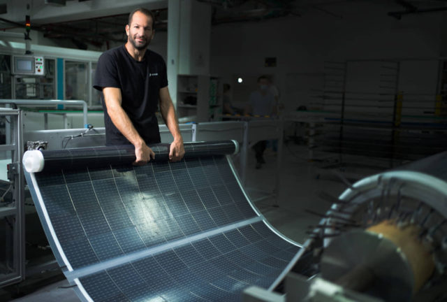 La empresa israelí Apollo Power abre la primera fábrica de paneles solares flexibles del mundo