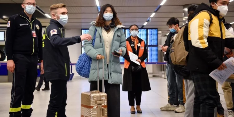 China denuncia las “inaceptables” restricciones por COVID a los viajeros del país