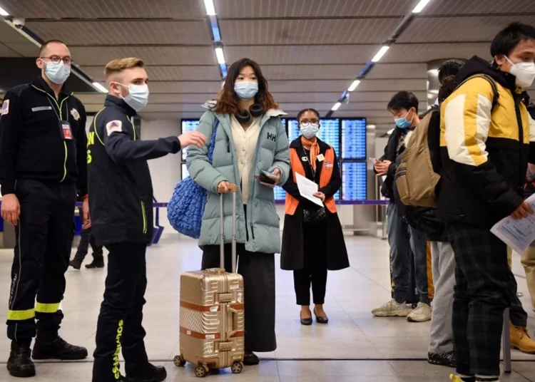 China denuncia las “inaceptables” restricciones por COVID a los viajeros del país