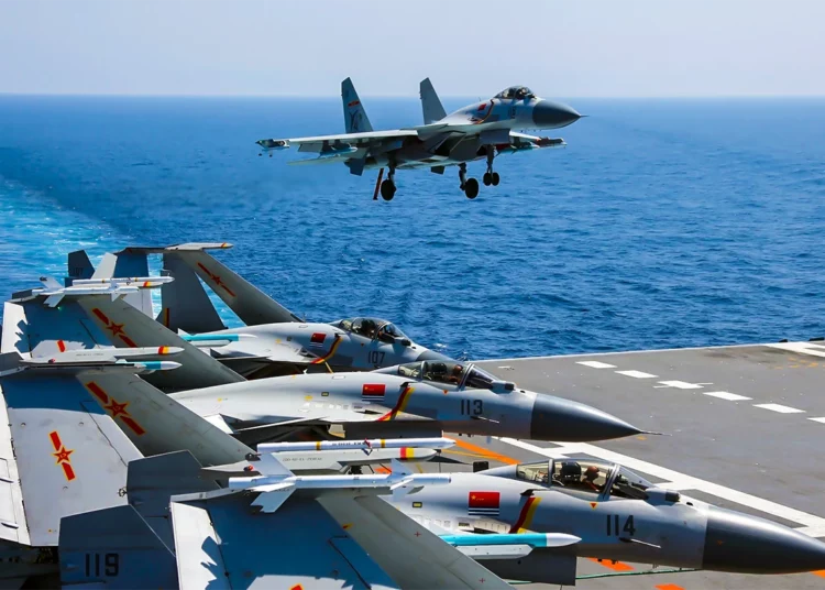 Cazas J-15 y el portaaviones Shandong de China realizan ejercicios militares: Video