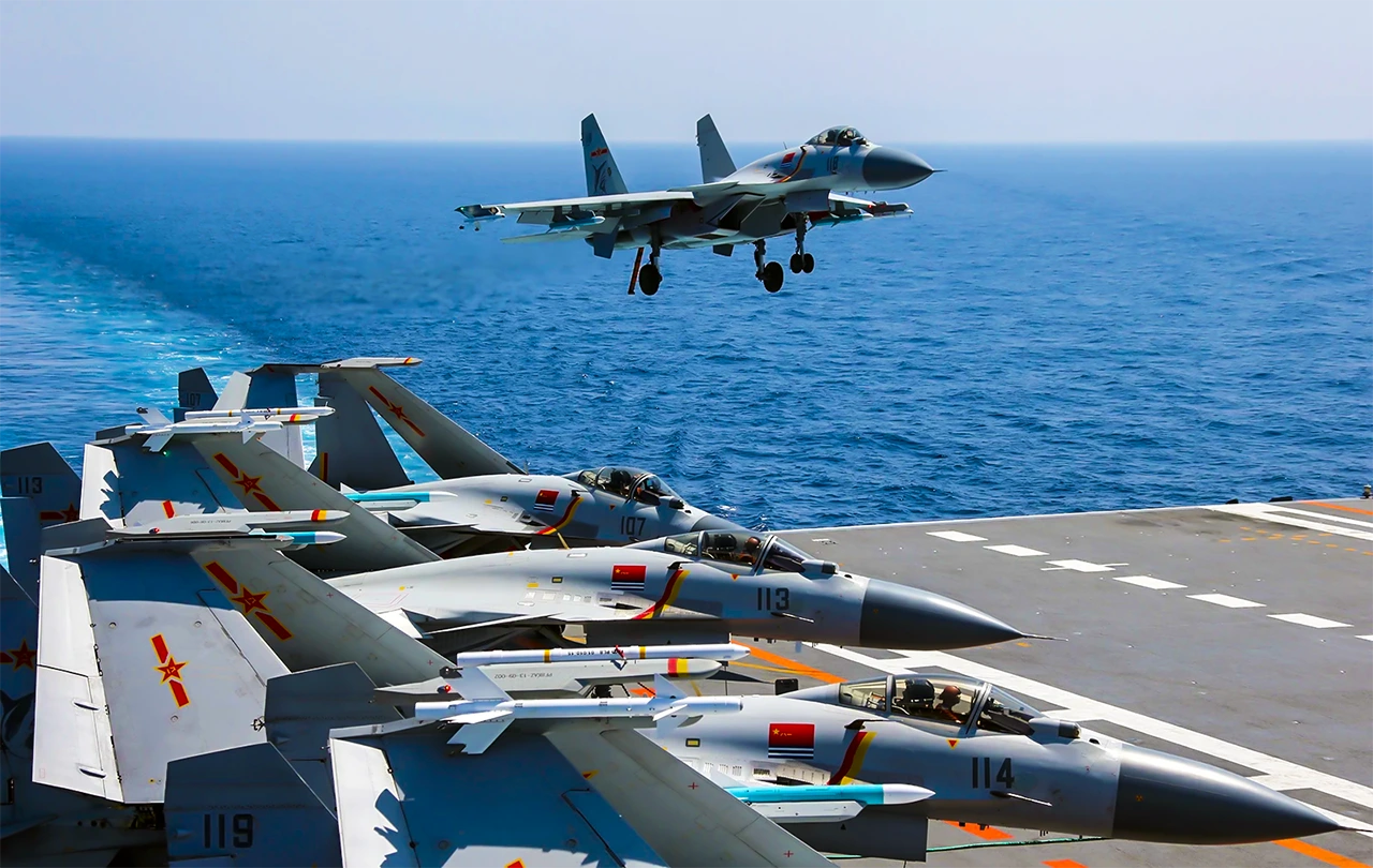 Cazas J-15 y el portaaviones Shandong de China realizan ejercicios militares: Video