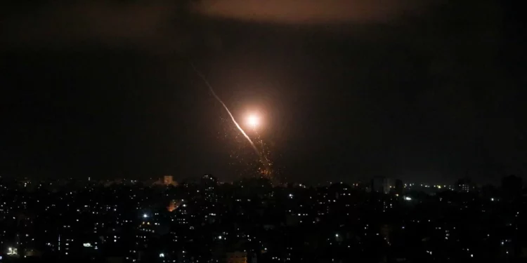 Terroristas de Gaza lanzan un cohete contra Israel