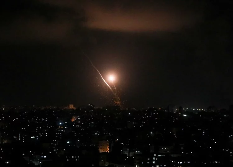 Terroristas de Gaza lanzan un cohete contra Israel