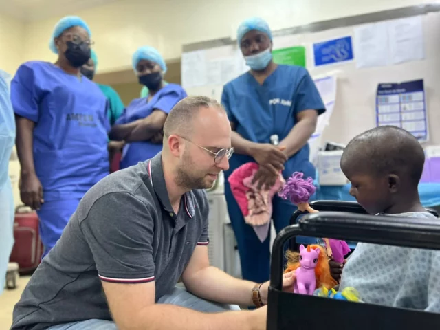 Médicos israelíes viajan a Nigeria para tratar a niños con cáncer ocular
