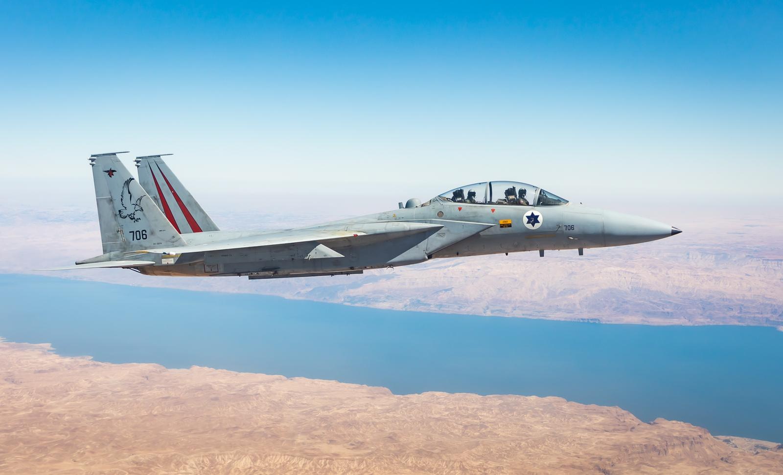 Antes del ejercicio Bandera Azul de octubre de 2021, se puede ver un caza israelí F-15 sobrevolando el país. Crédito: Fuerzas de Defensa de Israel.
