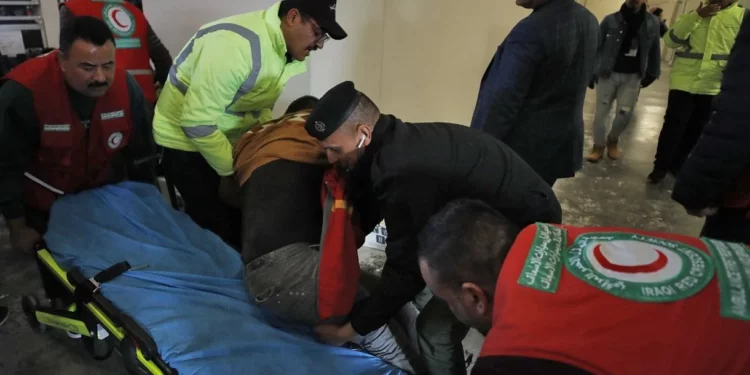 Estampida en un estadio de fútbol en Irak deja un muerto y decenas de heridos