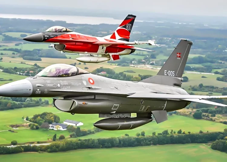 EE.UU. convence al Reino Unido para que apruebe el envío de cazas F-16 a Argentina