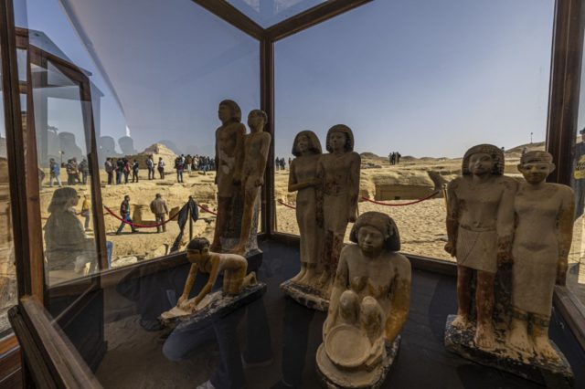 Egipto revela una antigua momia recubierta de oro