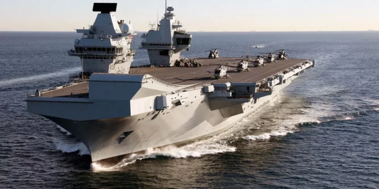 Cazas rusos sobrevuelan el buque de guerra más poderoso del Reino Unido