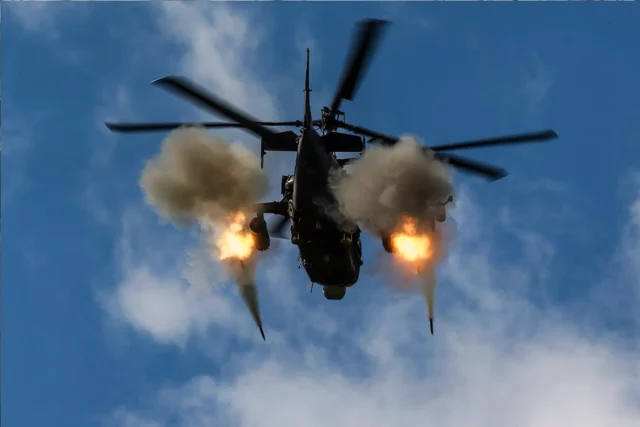 Ka-52 rusos derriban drones ucranianos sobre Moscú