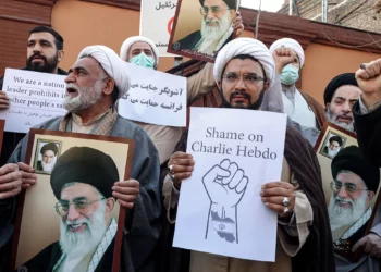 Hezbolá exige a Francia que sancione a Charlie Hebdo por caricaturas de Jamenei