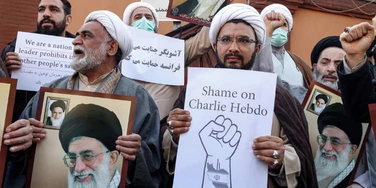 Hezbolá exige a Francia que sancione a Charlie Hebdo por caricaturas de Jamenei