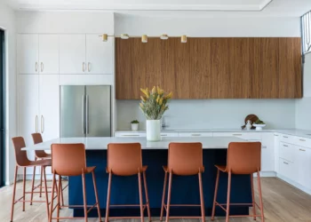 Cocinas israelíes a la moda: diseño inteligente y colores atrevidos 