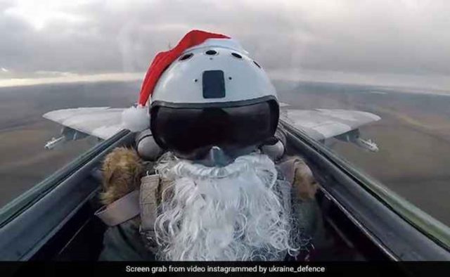Piloto de un MiG-29 ucraniano, vestido de Papá Noel, dispara dos misiles AGM-88 HARM 