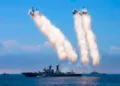 Buque de guerra ruso armado con misiles hipersónicos Zircon navega por el Canal de la Mancha