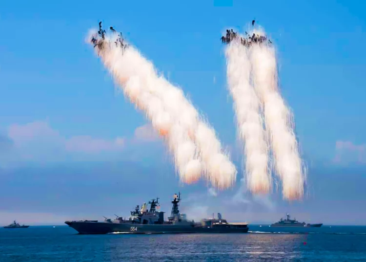 Buque de guerra ruso armado con misiles hipersónicos Zircon navega por el Canal de la Mancha