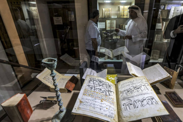 Museo de los EAU exhibe un rollo de la Torá salvado del Holocausto
