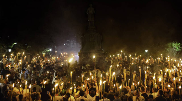 Juez reduce las penas de neonazis que organizaron una marcha en Charlottesville