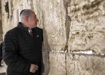 Netanyahu y su esposa Sara visitan el Muro Occidental