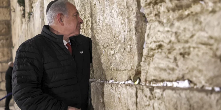 Netanyahu y su esposa Sara visitan el Muro Occidental