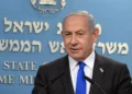 Informe: Netanyahu estudia incorporar a Lapid y Gantz al Gobierno