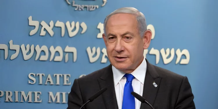 Informe: Netanyahu estudia incorporar a Lapid y Gantz al Gobierno