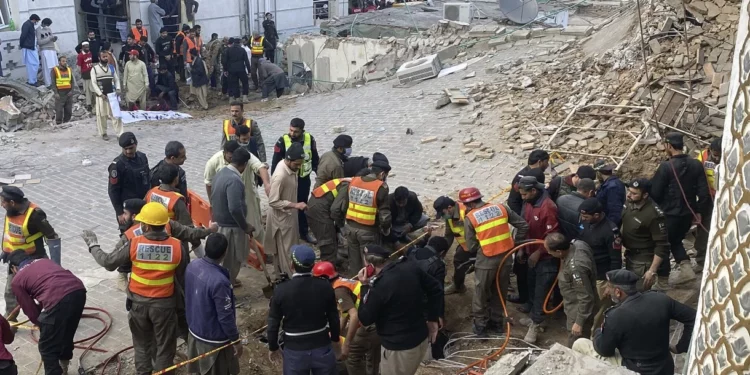 Asciende a 80 el número de muertos en la explosión de una mezquita en Pakistán