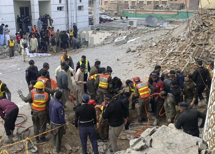 Asciende a 80 el número de muertos en la explosión de una mezquita en Pakistán