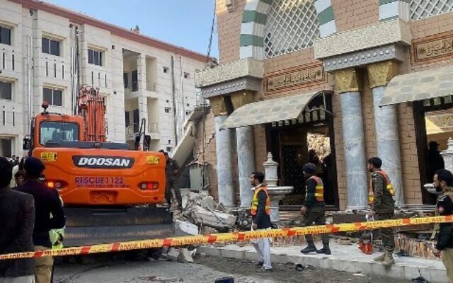 Al menos 28 muertos y 150 heridos en un atentado suicida contra una mezquita de la policía en Pakistán