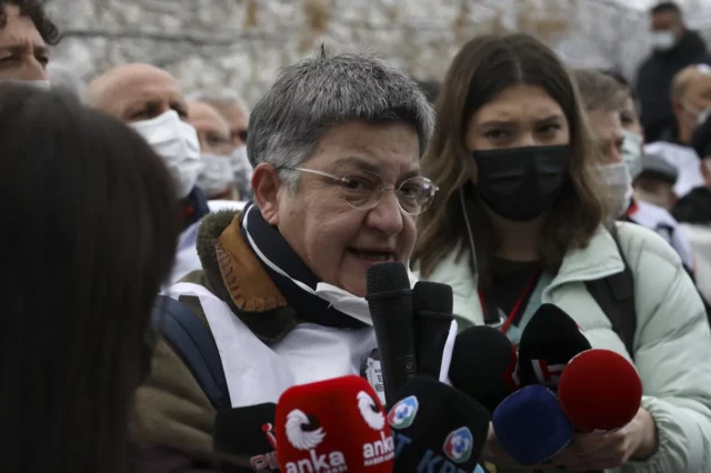 Condenan por terrorismo a la jefa de la Asociación Médica Turca tras una entrevista en medios de comunicación