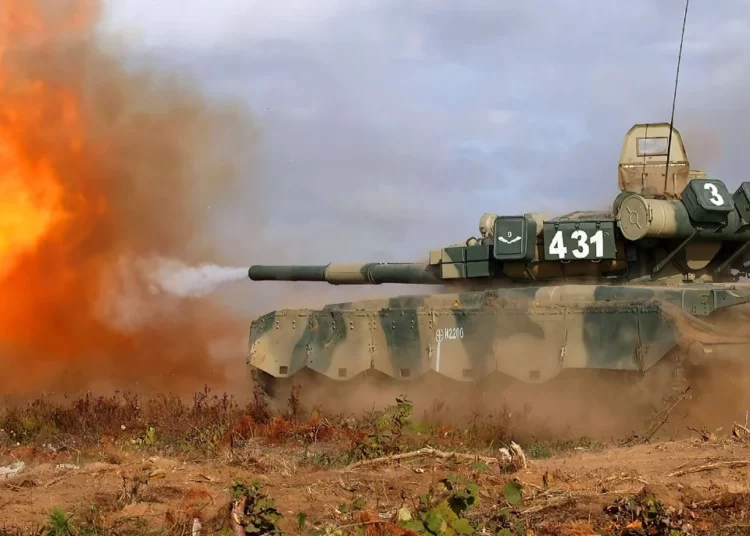 Tanque T-80 sobrevive a una explosión y sigue disparando: Video