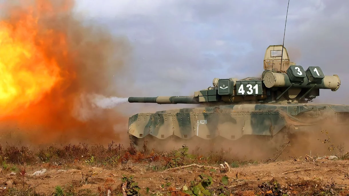 Tanque T-80 sobrevive a una explosión y sigue disparando: Video