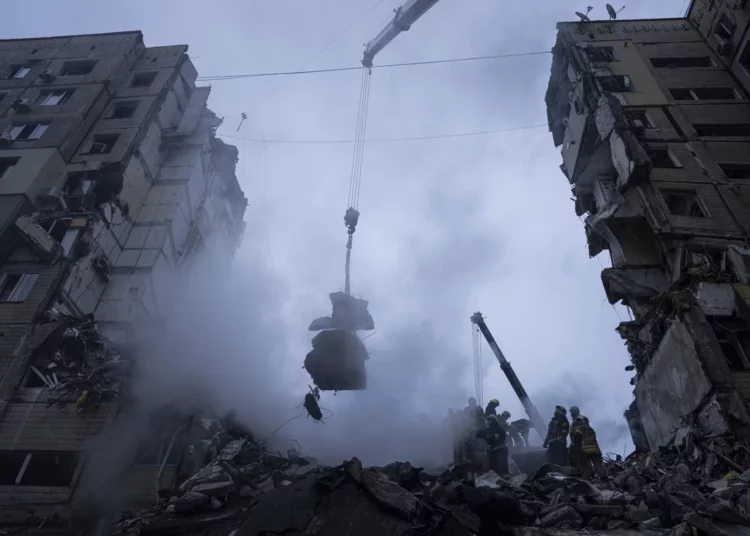 Brutal ataque en Ucrania: Rusia bombardea un edificio residencial