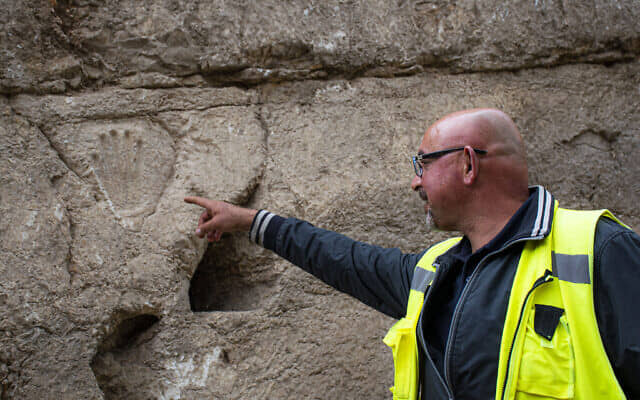 Hallan misteriosa huella de mano en un foso de Jerusalén de 1.000 años de antigüedad