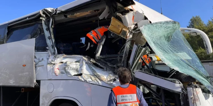 Un camión choca contra un autobús escolar en una autopista israelí