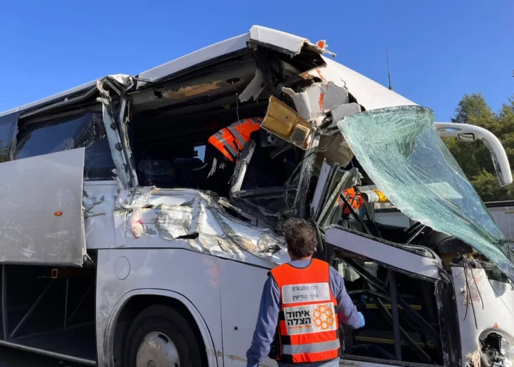 Un camión choca contra un autobús escolar en una autopista israelí