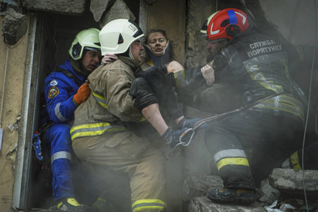 Grupo de ayuda israelí auxilia a ucranianos tras un bombardeo ruso en Dnipro
