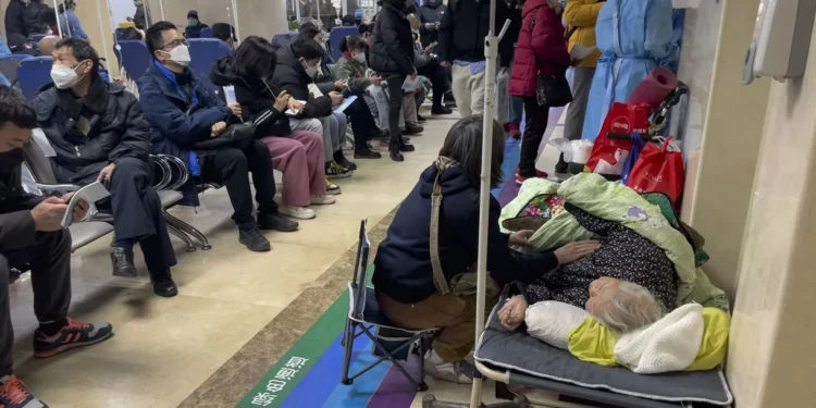 Se agotan las camas en un hospital de Pekín ante la oleada de COVID en China