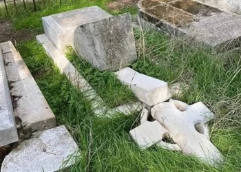 Policía detiene a dos adolescentes por vandalizar un cementerio cristiano en Jerusalén