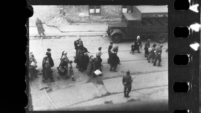Hallan 21 fotos inéditas de las secuelas de la revuelta del gueto de Varsovia