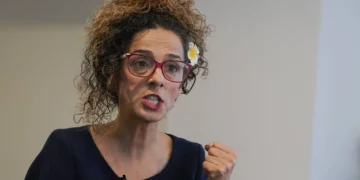 EE.UU. acusa a 3 personas de conspirar para asesinar a un disidente iraní