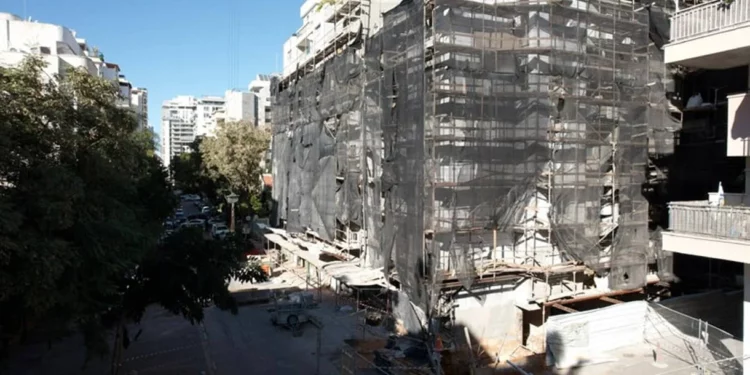 Evacuan tres edificios tras derrumbe en las obras de Hod Hasharon