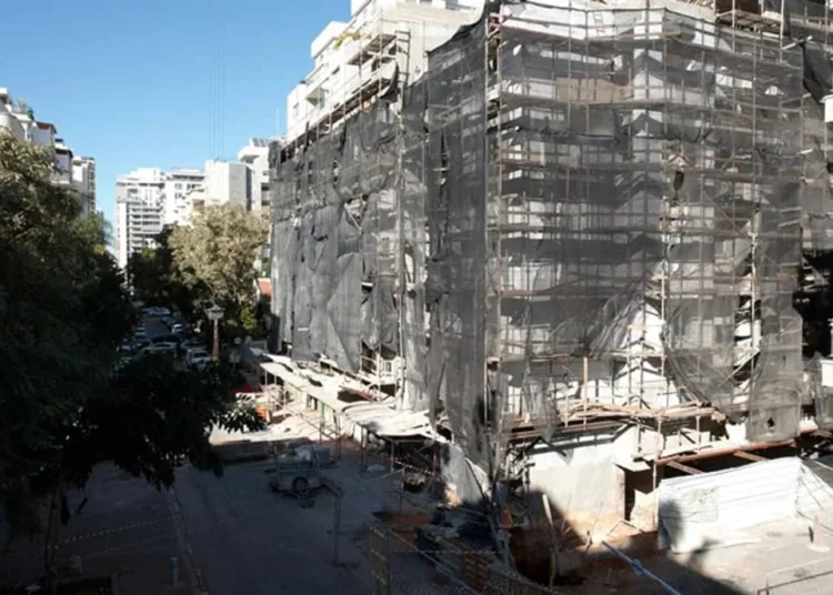 Evacuan tres edificios tras derrumbe en las obras de Hod Hasharon