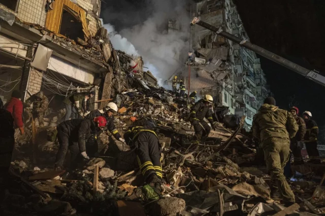 Brutal ataque en Ucrania: Rusia bombardea un edificio residencial