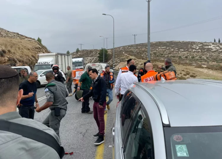 Dos heridos en un ataque de embestida en un cruce de Judea y Samaria