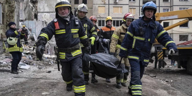 Grupo de ayuda israelí auxilia a ucranianos tras un bombardeo ruso en Dnipro