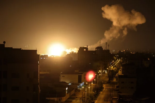 Terroristas de Gaza disparan cohetes contra el sur mientras aviones israelíes atacan la Franja en represalia