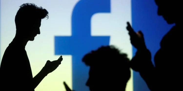 Facebook retira más contenido antisemita en comparación a tras redes sociales