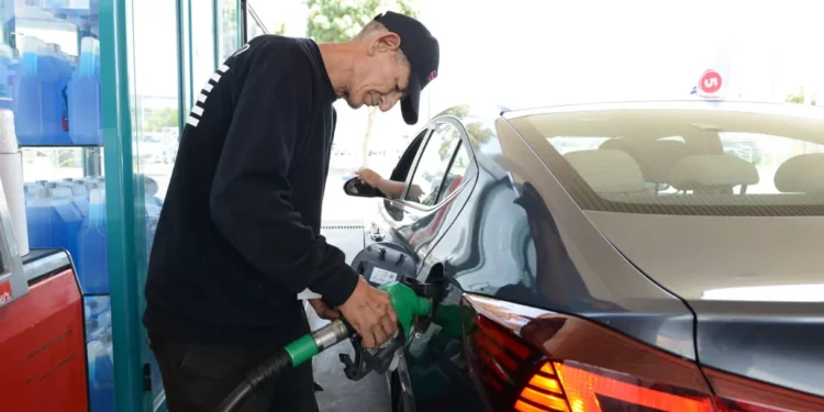 El precio de la gasolina superará los 7 NIS el martes por la noche